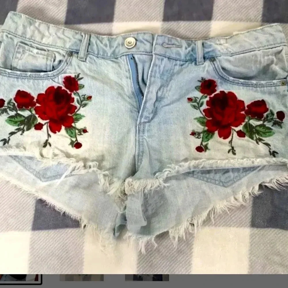 H&M Divided Rose Thorn Distressed Short Light Denim Shorts US 6 EUC
